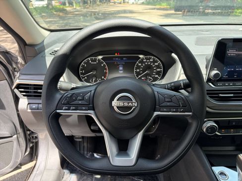 Used 2025 Nissan Altima 2.5 SV FWD image 28