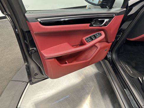 Used 2022 Porsche Macan AWD/4WD image 15