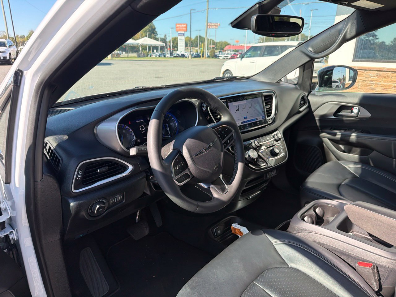 Used 2025 Chrysler Pacifica Select FWD image 4