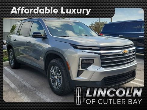 Used 2025 Chevrolet Traverse LT image 1