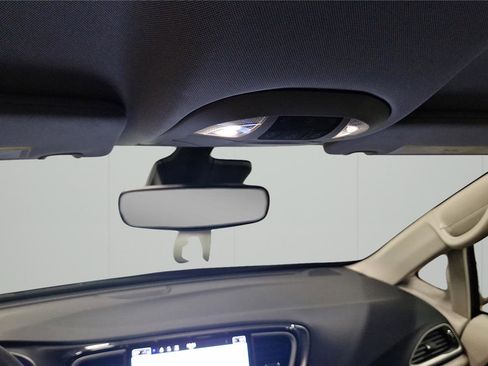 Used 2023 Chrysler Pacifica Touring-L FWD image 21