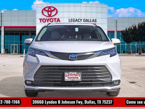 New 2026 Toyota Sienna XLE image 6