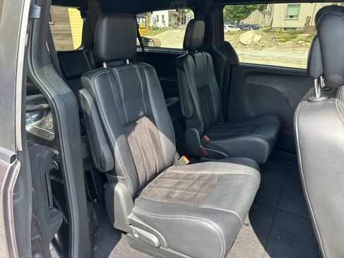 Used 2017 Dodge Grand Caravan SXT w/ Blacktop Package FWD image 9