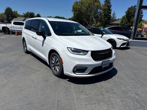 Used 2024 Chrysler Pacifica Limited FWD image 2