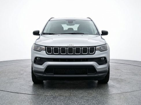 Used 2025 Jeep Compass Latitude AWD/4WD image 2