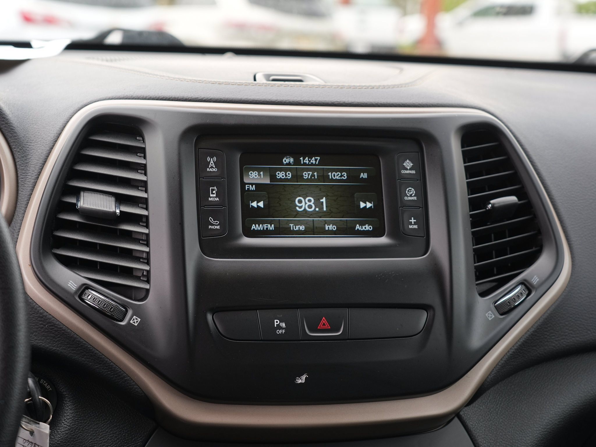 Used 2018 Jeep Cherokee Latitude w/ Safety Group AWD/4WD image 22