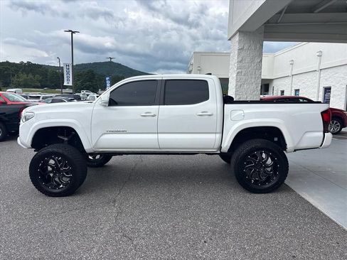 Used 2018 Toyota Tacoma SR5 RWD image 24