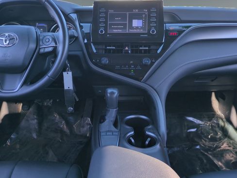 Used 2024 Toyota Camry SE image 11