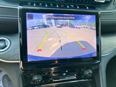 Certified 2023 Jeep Grand Cherokee Limited w/ Black Appearance Package AWD/4WD image 18