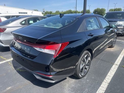 Used 2023 Hyundai Elantra SEL w/ Convenience Package FWD image 3