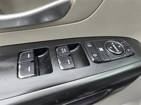 Used 2020 Kia Sedona EX image 32