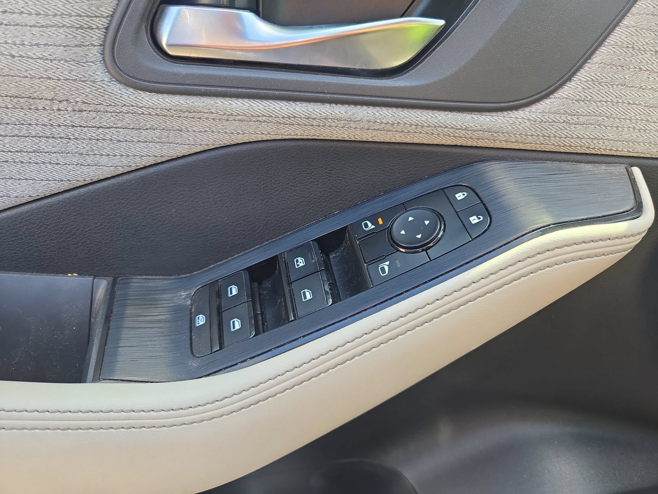 Used 2023 Nissan Rogue SV FWD image 17