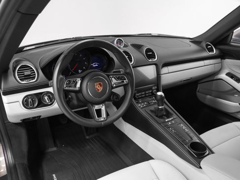 Used 2024 Porsche 718 Cayman RWD image 4