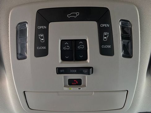 Used 2026 Toyota Sienna XLE FWD image 20