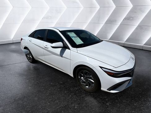 Used 2024 Hyundai Elantra SEL FWD image 1