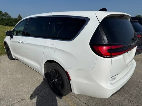 Used 2023 Chrysler Pacifica Touring-L FWD image 4