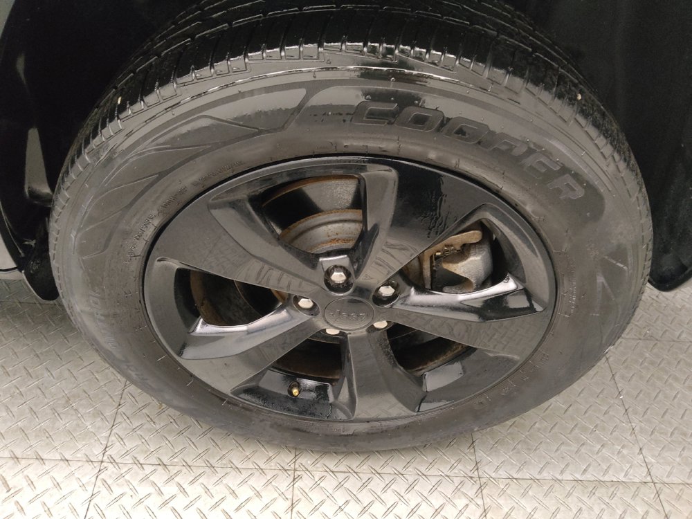 Used 2019 Jeep Cherokee Latitude Plus AWD/4WD image 31