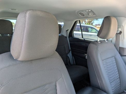 Used 2021 Ford Explorer XLT RWD image 3