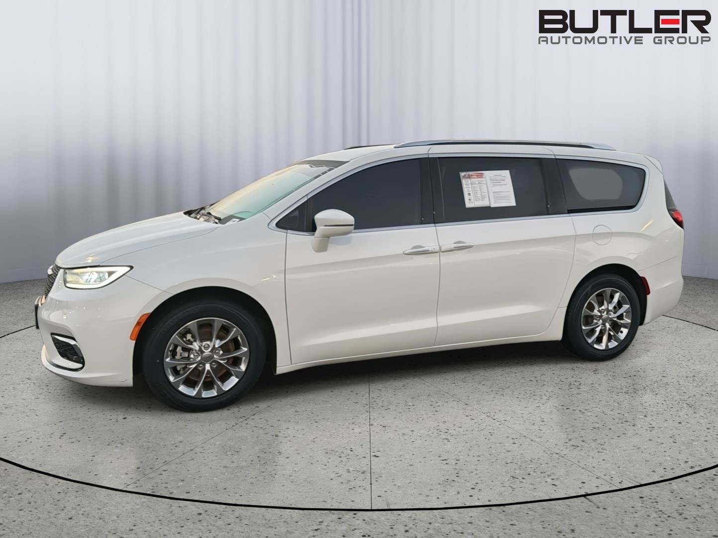 Used 2021 Chrysler Pacifica Touring-L FWD image 3