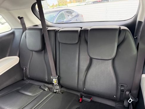 Used 2024 Kia Carnival LX FWD image 6