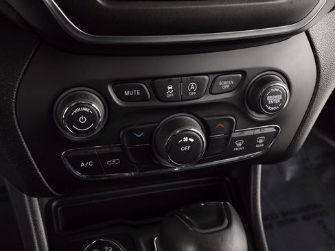 Used 2020 Jeep Cherokee Trailhawk w/ Cold Weather Group image 21