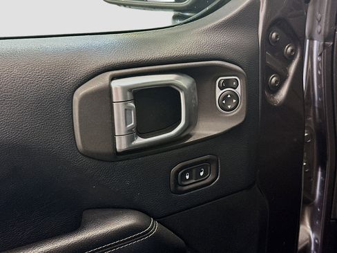 Used 2018 Jeep Wrangler Unlimited Sahara AWD/4WD image 15