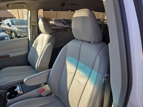 Used 2011 Toyota Sienna XLE image 38
