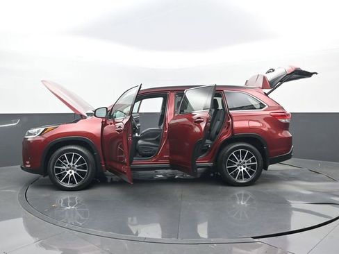 Used 2018 Toyota Highlander SE image 35