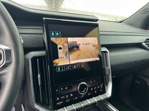 Used 2025 GMC Acadia Elevation image 25