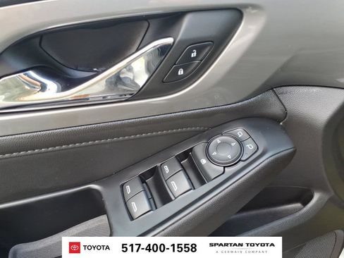 Used 2023 Chevrolet Traverse LT AWD/4WD image 16