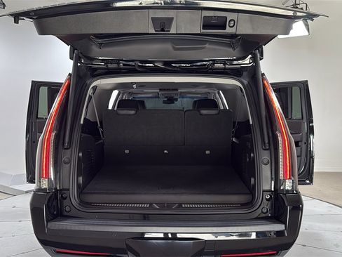 Used 2019 Cadillac Escalade ESV Premium Luxury image 16