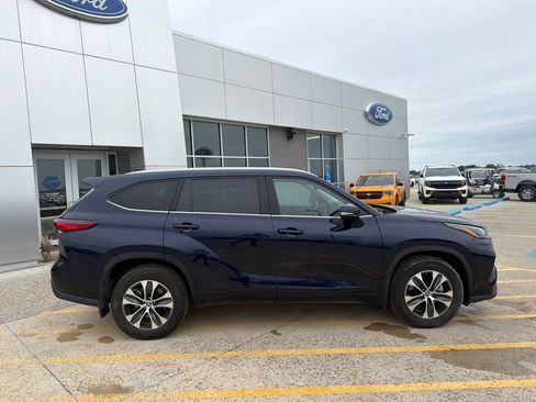 Used 2022 Toyota Highlander XLE AWD/4WD image 8
