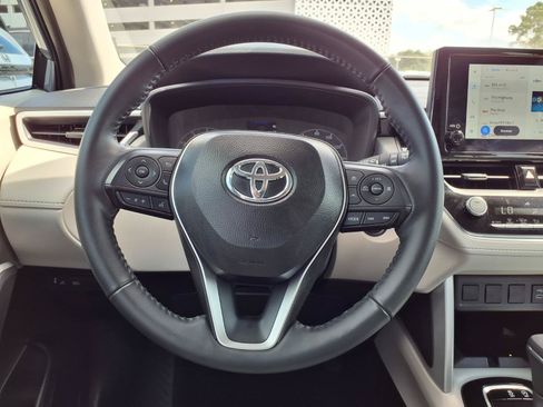Used 2025 Toyota Corolla Cross LE FWD image 13