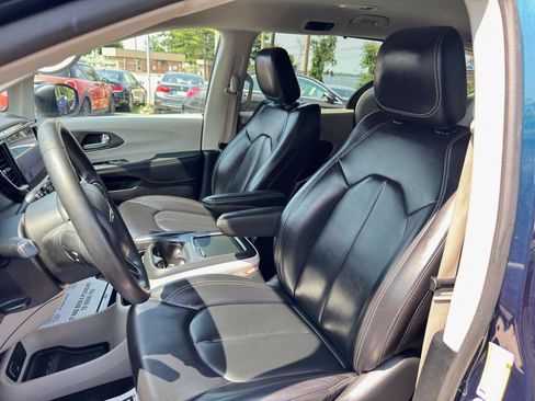 Used 2023 Chrysler Pacifica Touring-L FWD image 13