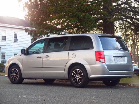 Used 2015 Dodge Grand Caravan R/T image 3