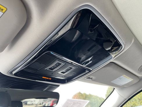 Used 2024 Land Rover Range Rover Velar S image 15