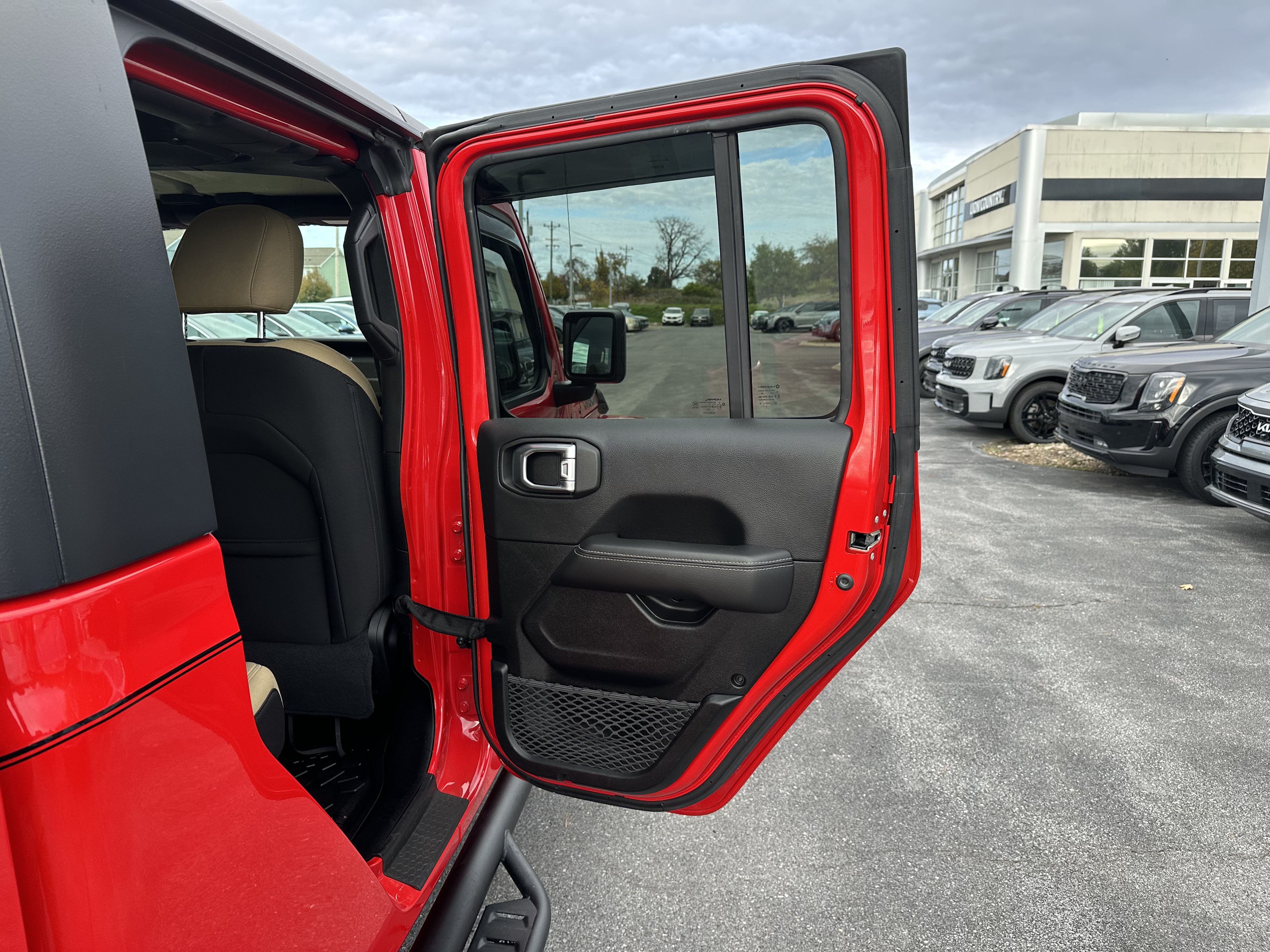 Used 2023 Jeep Gladiator Overland AWD/4WD image 14