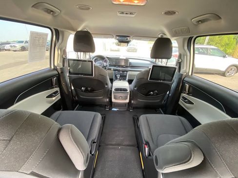 Used 2022 Kia Carnival LX FWD image 11