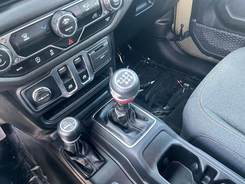 Used 2025 Jeep Wrangler Sport AWD/4WD image 18