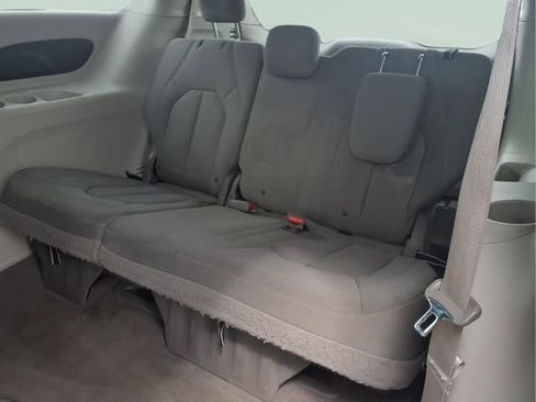 Used 2017 Chrysler Pacifica Touring w/ Tire & Wheel Group FWD image 24