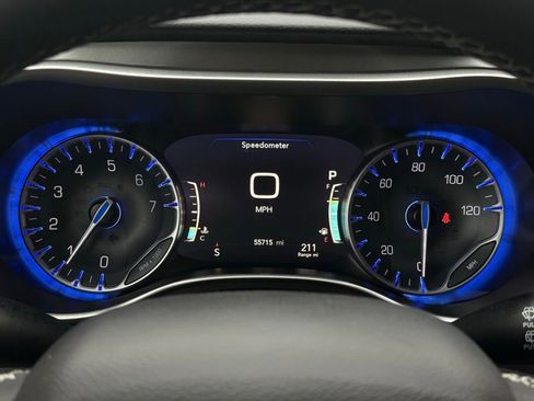 Used 2024 Chrysler Pacifica Touring-L image 31