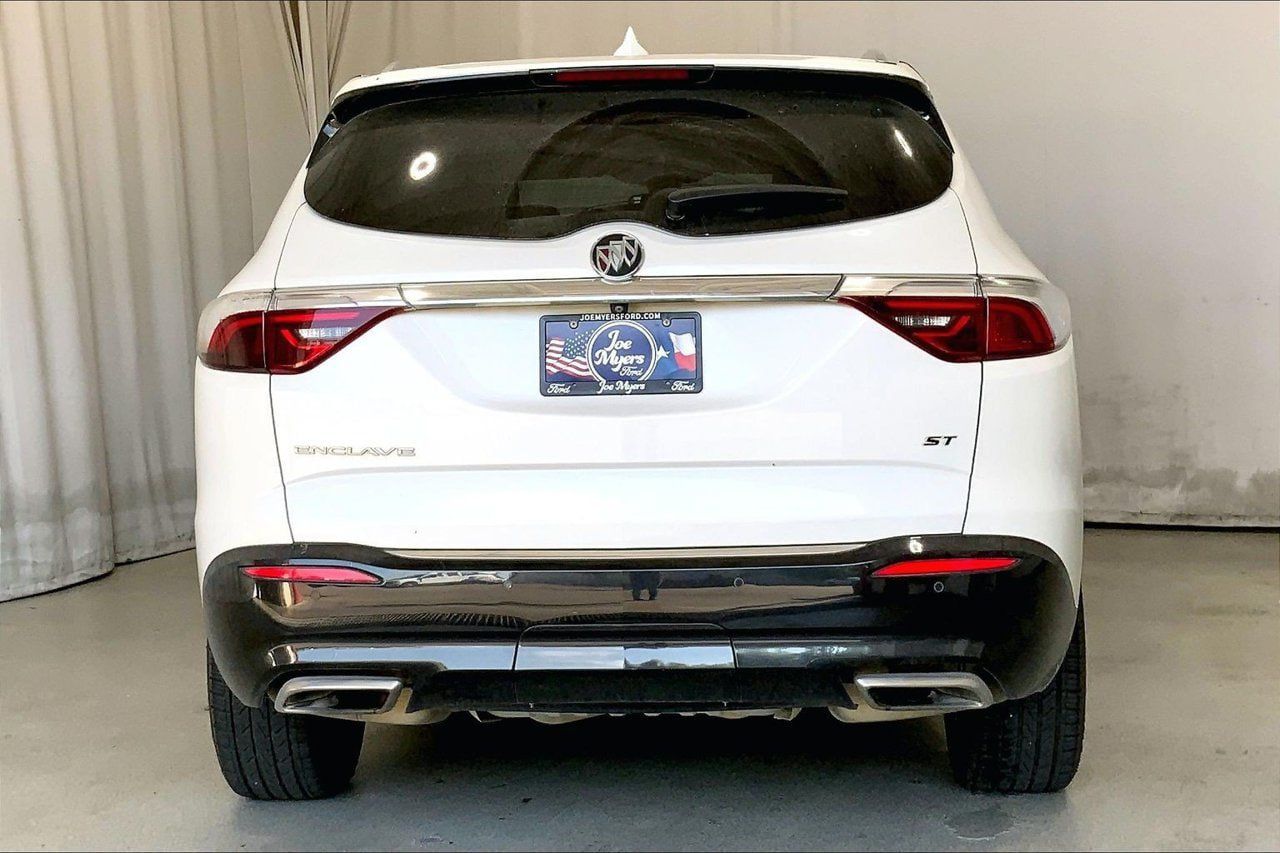 Used 2022 Buick Enclave Essence w/ Sport Touring Edition FWD image 4