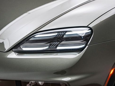 Certified 2025 Porsche Macan 4S Electric image 11