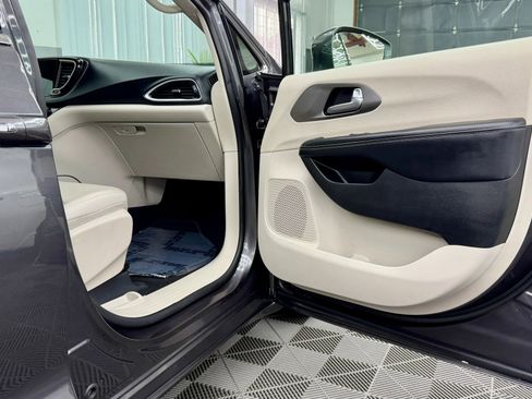 Used 2021 Chrysler Pacifica Touring-L image 6