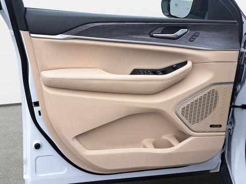 Used 2023 Jeep Grand Cherokee L Limited image 30