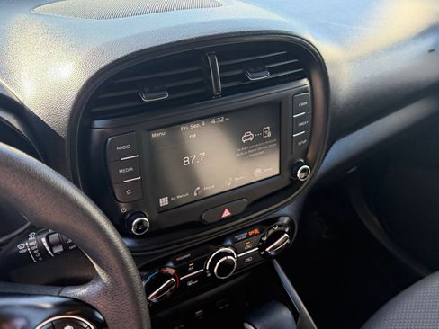 Used 2025 Kia Soul LX w/ LX Technology Package FWD image 19
