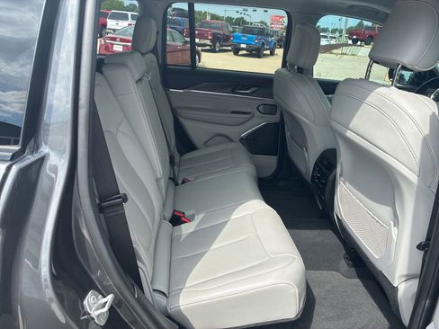 Used 2022 Jeep Grand Cherokee Overland AWD/4WD image 21