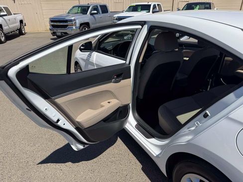 Used 2019 Hyundai Elantra SE FWD image 18