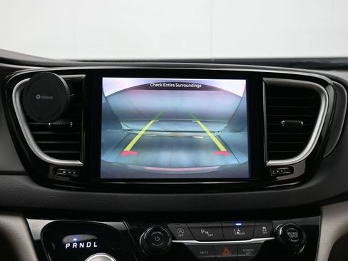 Used 2021 Chrysler Pacifica Touring-L image 47