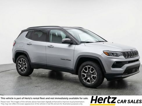 Used 2025 Jeep Compass Trailhawk image 1